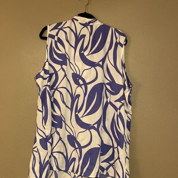 Plus Size Tie Neck Blouse
Ashley Stewart size 22/24W - Picture 4 of 4